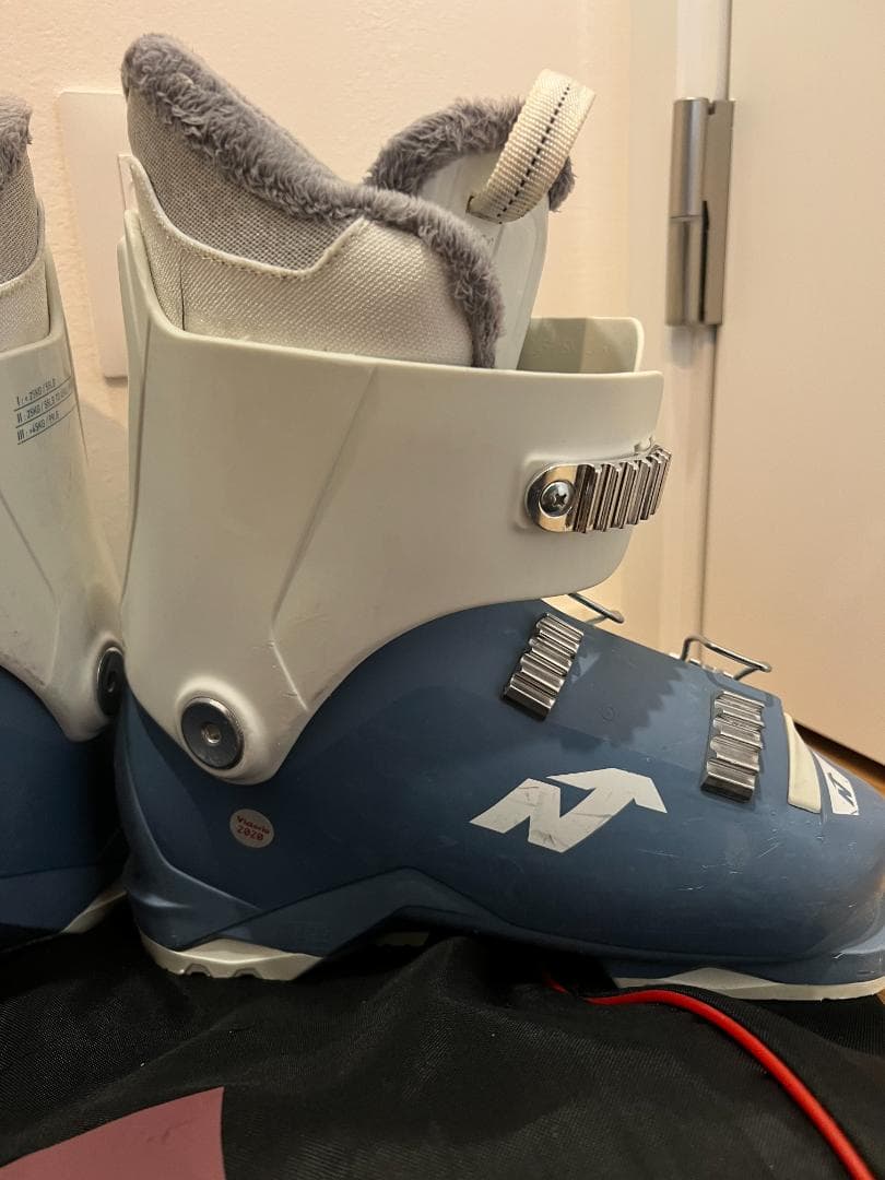 Salomon Lux ジュニア用スキー板 130cm＆NORDICAブーツ