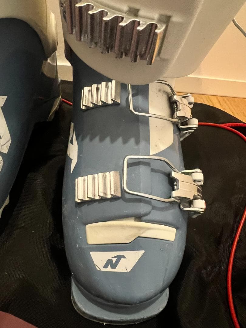 Salomon Lux ジュニア用スキー板 130cm＆NORDICAブーツ