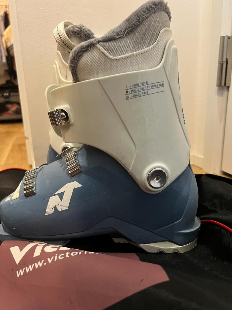 Salomon Lux ジュニア用スキー板 130cm＆NORDICAブーツ