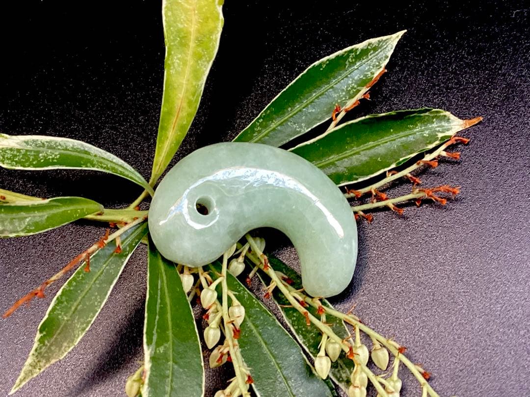 ✳1点特別安価卸し値段‼️ 緑色の糸魚川翡翠　外部鑑別書付　本物ジェダイト勾玉