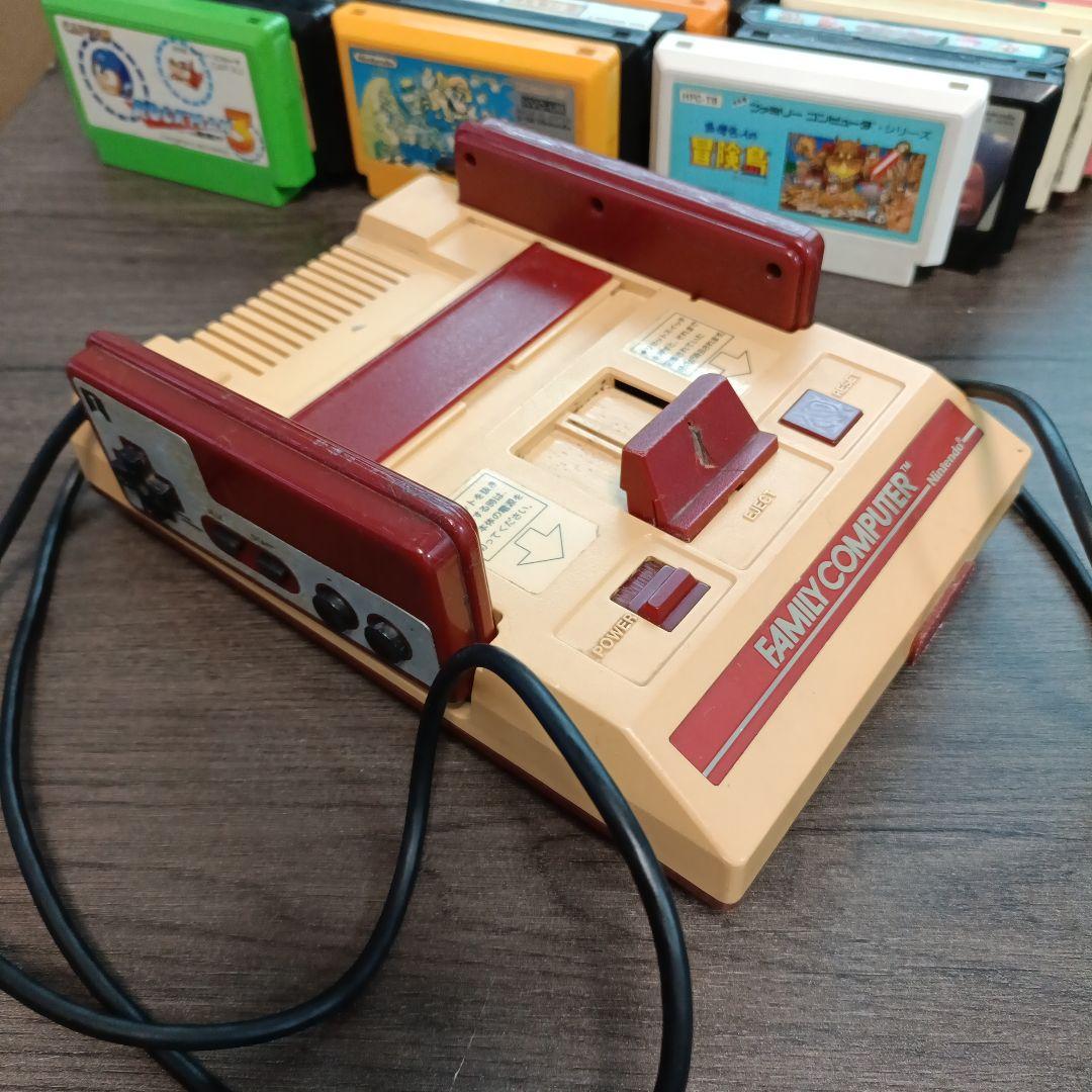 ファミリーコンピュータ本体とゲームカセットセット