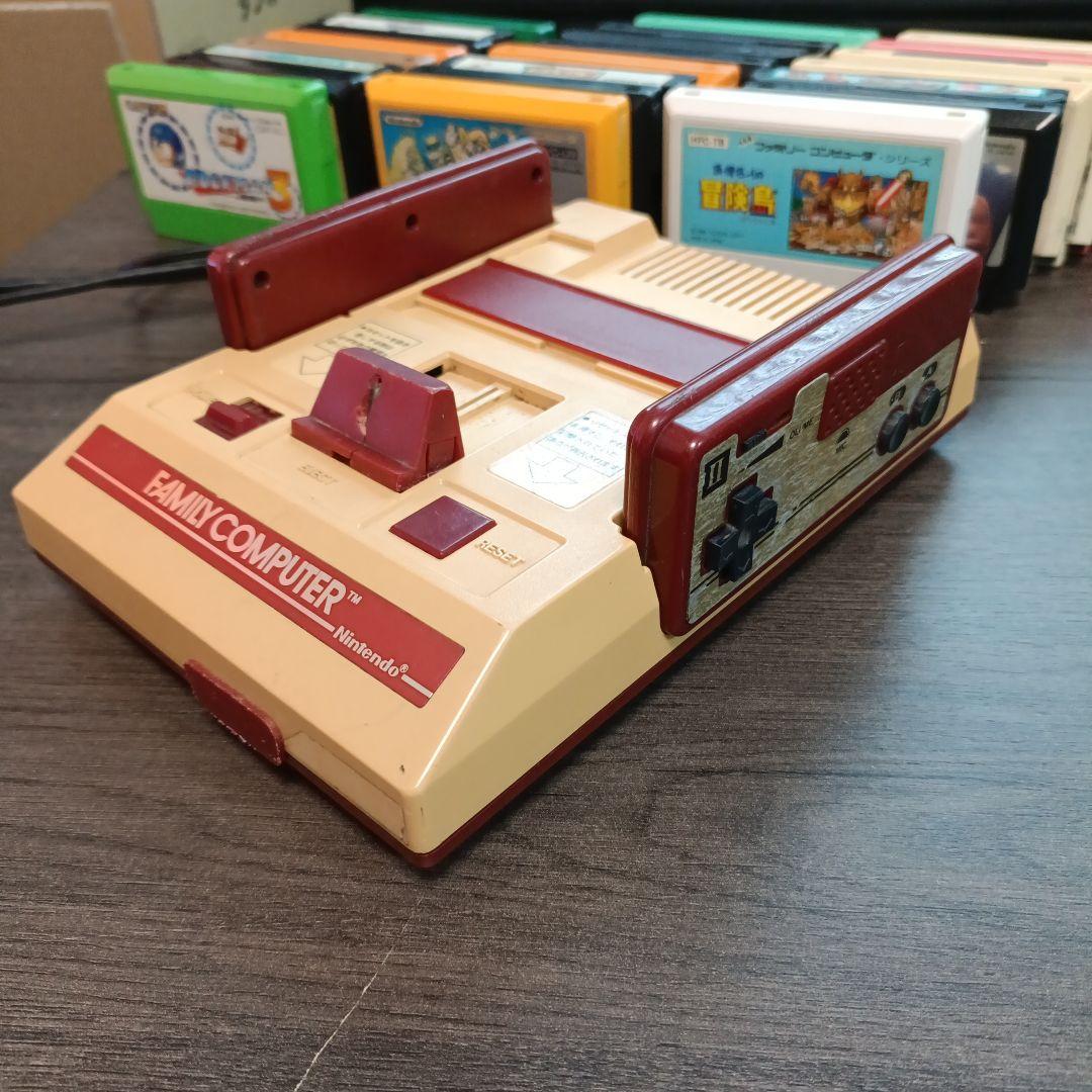 ファミリーコンピュータ本体とゲームカセットセット