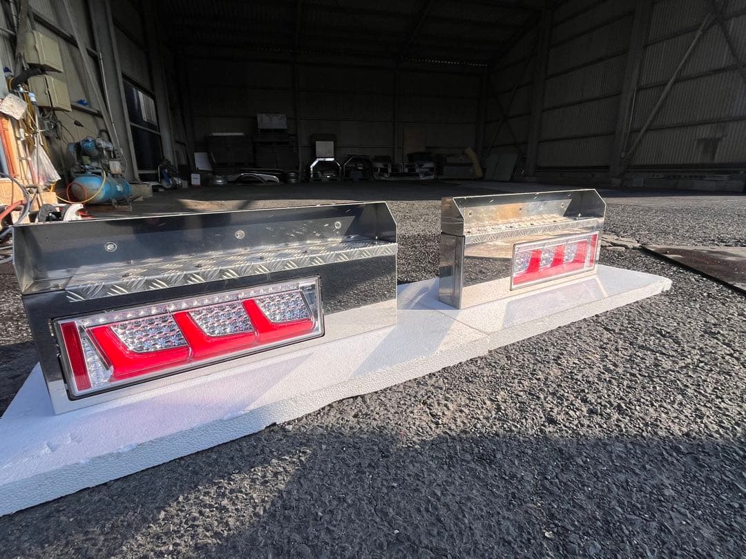 小糸製作所　３連シーケンシャルテール テールBOX 左右セット。