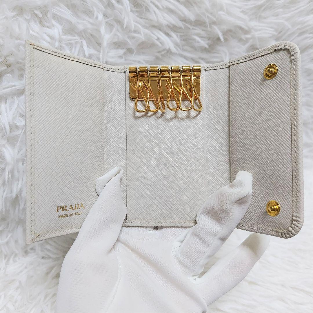 未使用級極美品✨プラダ♡6連キーケース　ロゴプレートりぼん　ゴールド金具ホワイト
