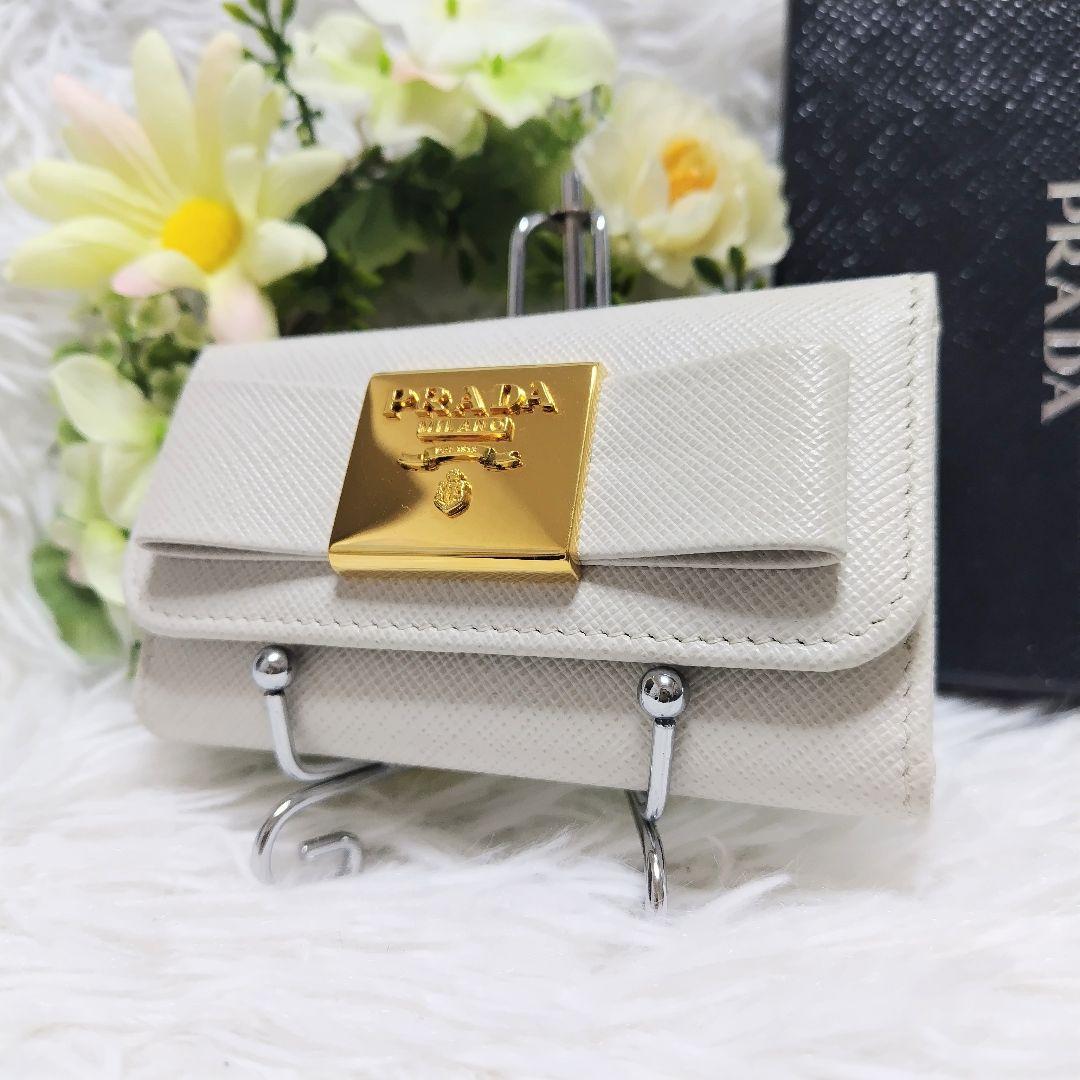 未使用級極美品✨プラダ♡6連キーケース　ロゴプレートりぼん　ゴールド金具ホワイト