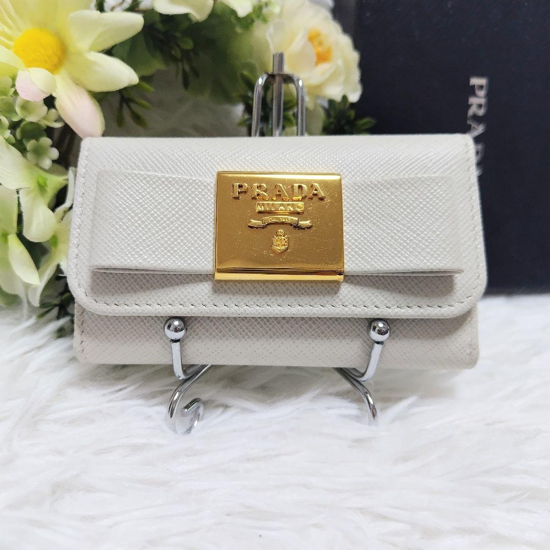 未使用級極美品✨プラダ♡6連キーケース　ロゴプレートりぼん　ゴールド金具ホワイト