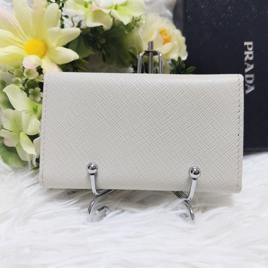 未使用級極美品✨プラダ♡6連キーケース　ロゴプレートりぼん　ゴールド金具ホワイト