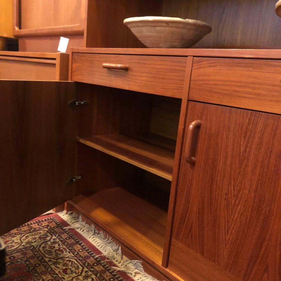 80年代デンマーク製：食器棚※ガラス棚板4枚別口配送(別売)