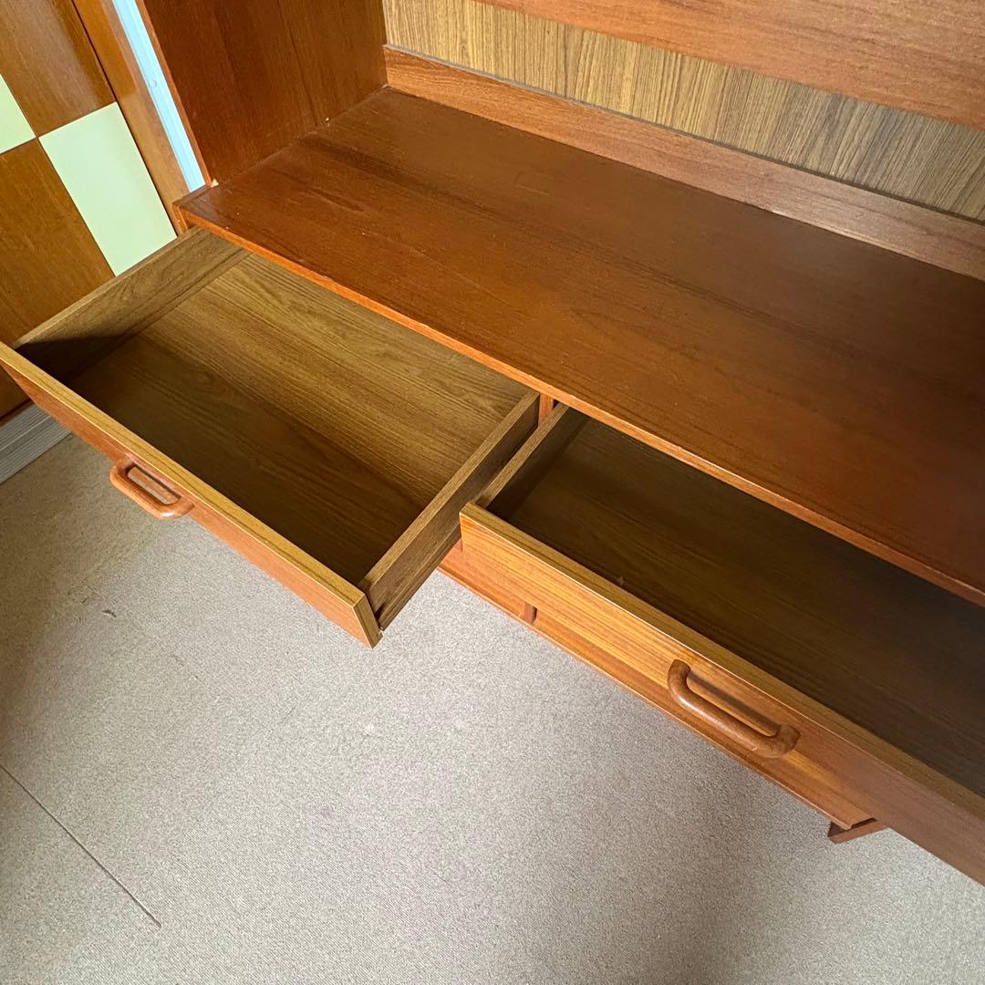 80年代デンマーク製：食器棚※ガラス棚板4枚別口配送(別売)