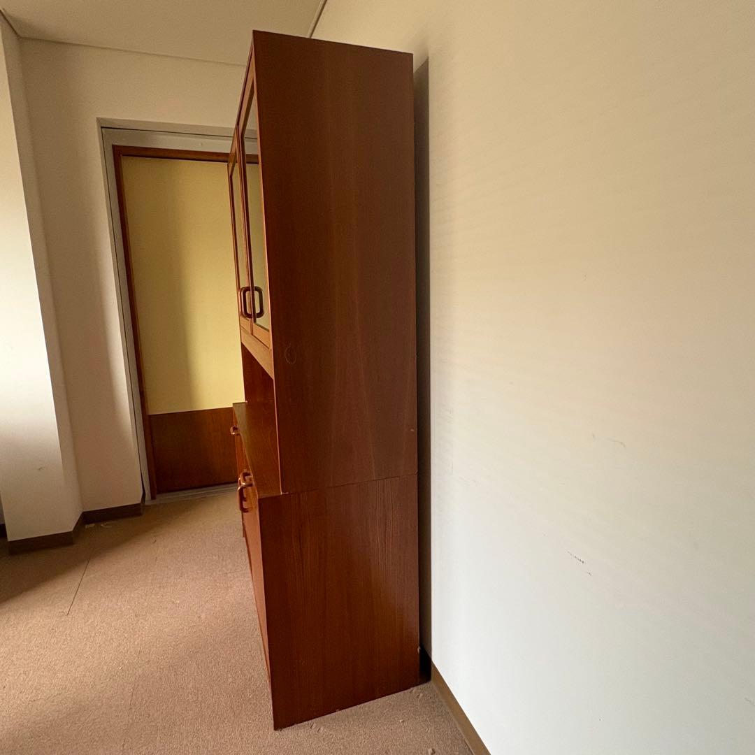 80年代デンマーク製：食器棚※ガラス棚板4枚別口配送(別売)