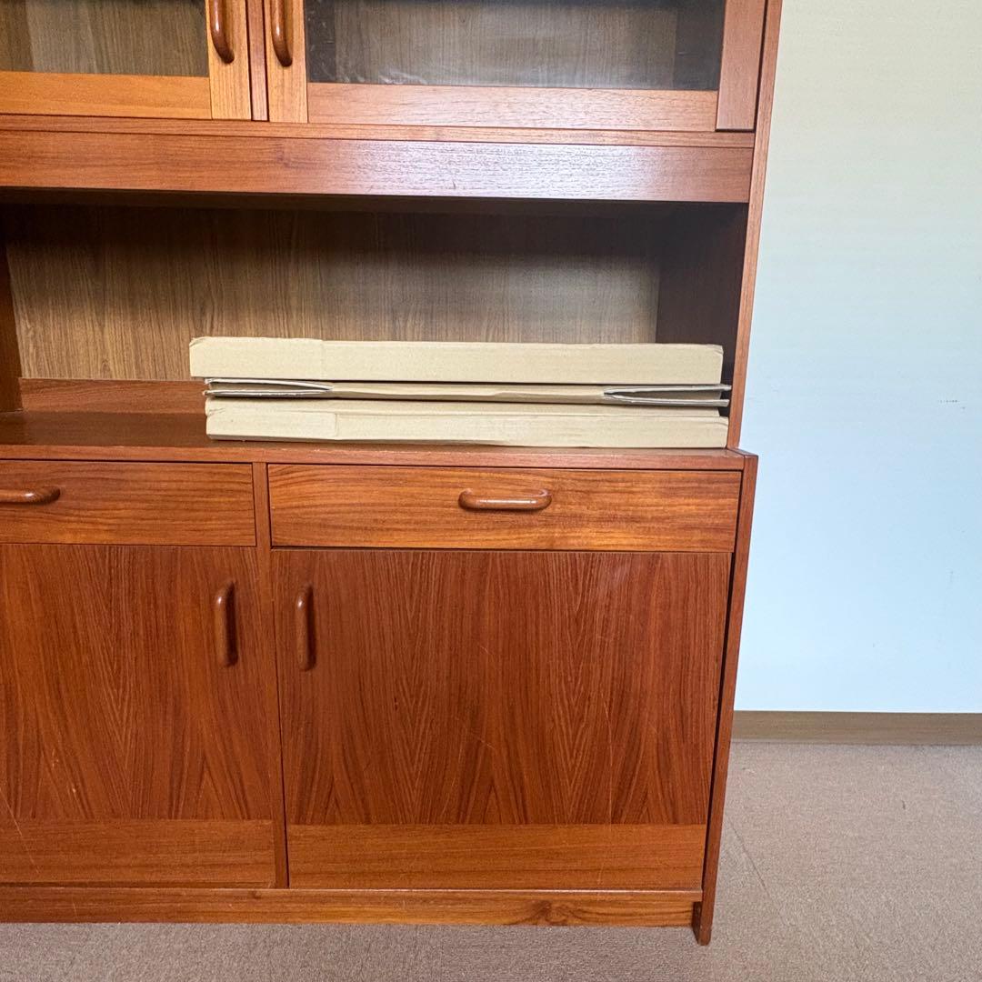 80年代デンマーク製：食器棚※ガラス棚板4枚別口配送(別売)