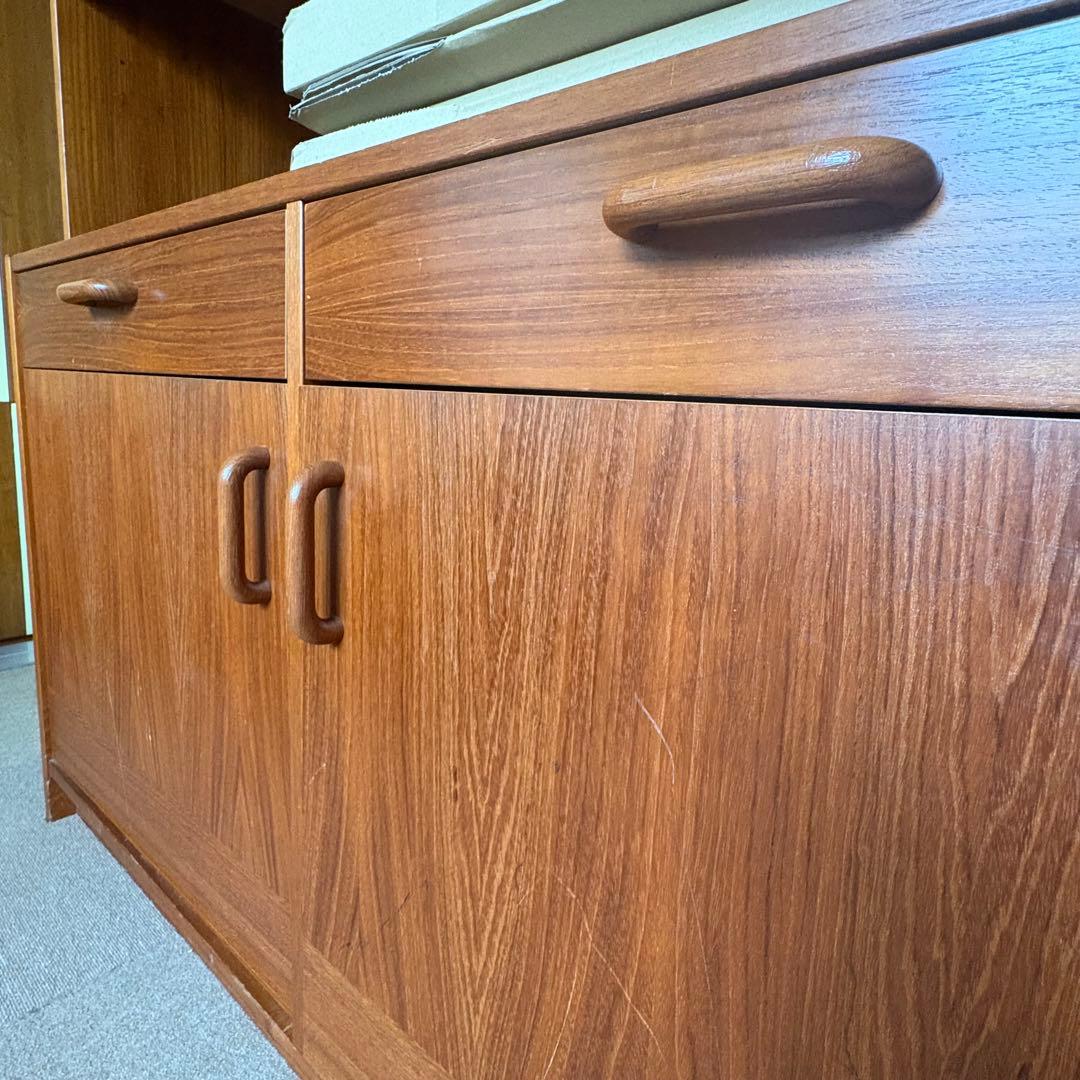 80年代デンマーク製：食器棚※ガラス棚板4枚別口配送(別売)