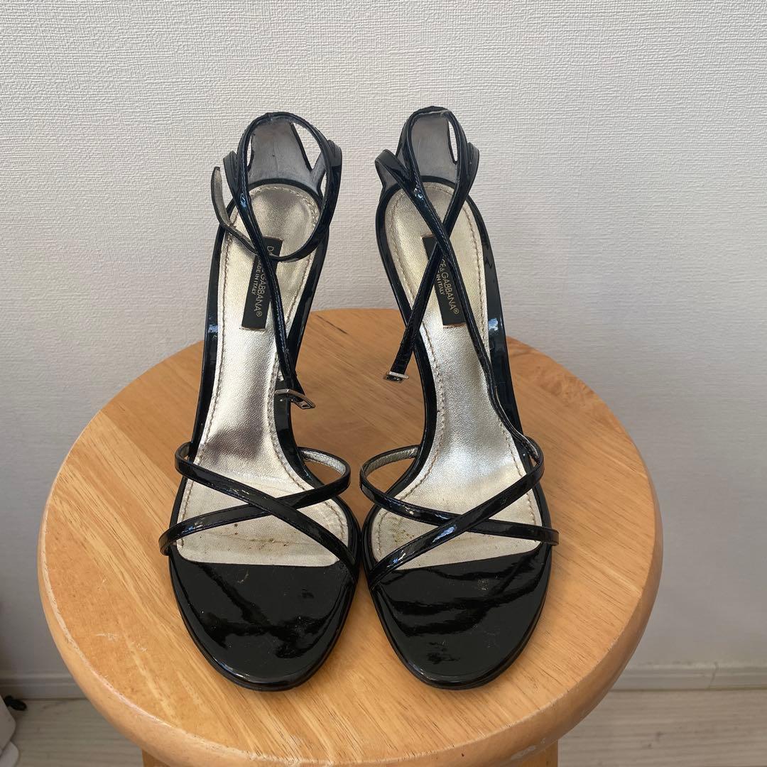 DOLCE&GABBANA ブラックエナメルストラップヒール