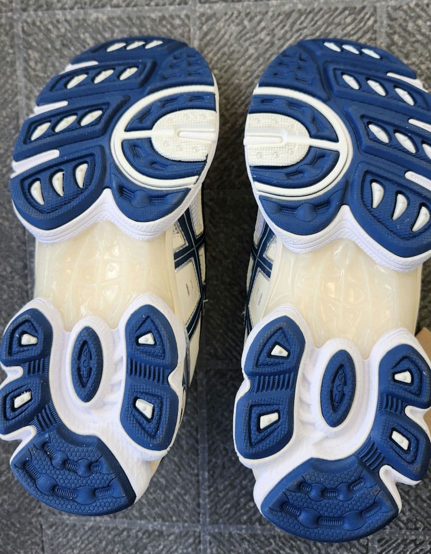 値下げ・ASICS アシックス　GEL-NIMBUS9 ホワイト 24.5㎝