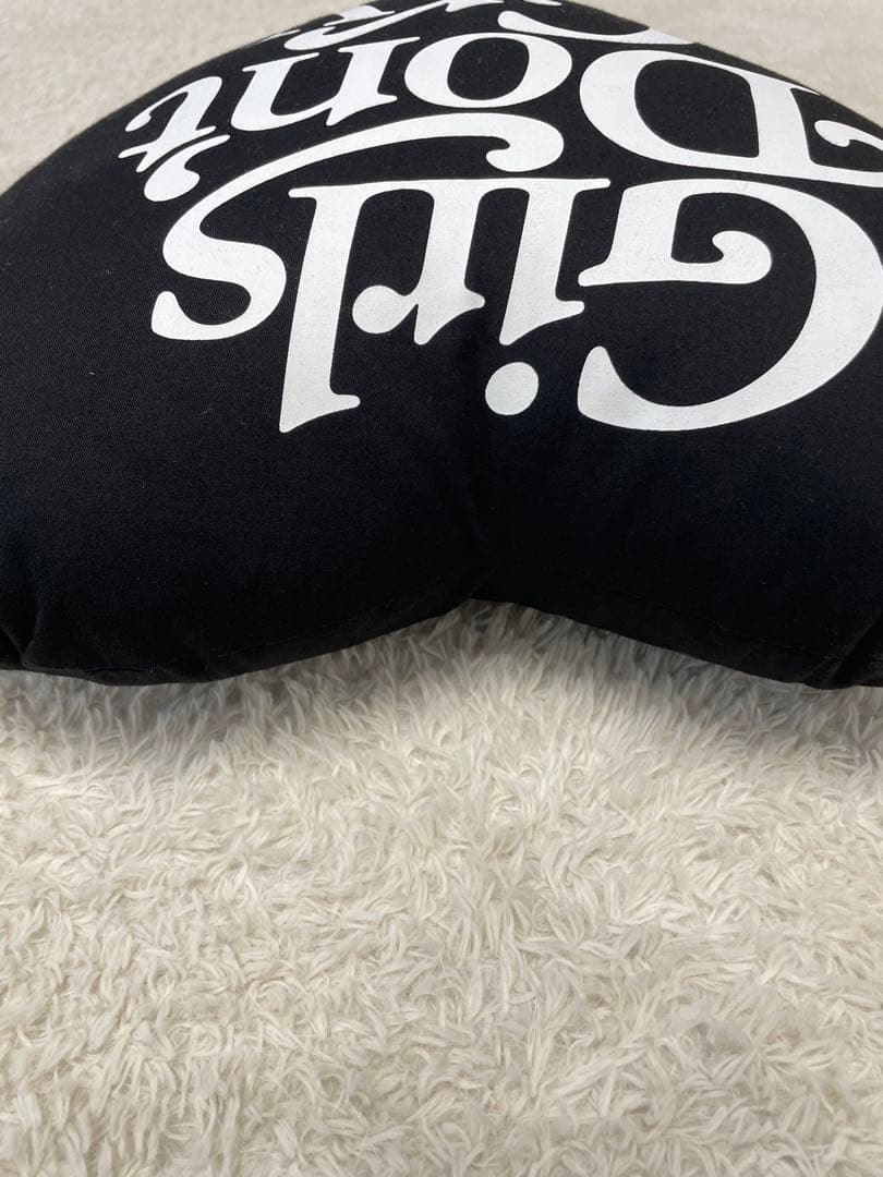 Girls Don’t Cry クッション ブラック VERDY