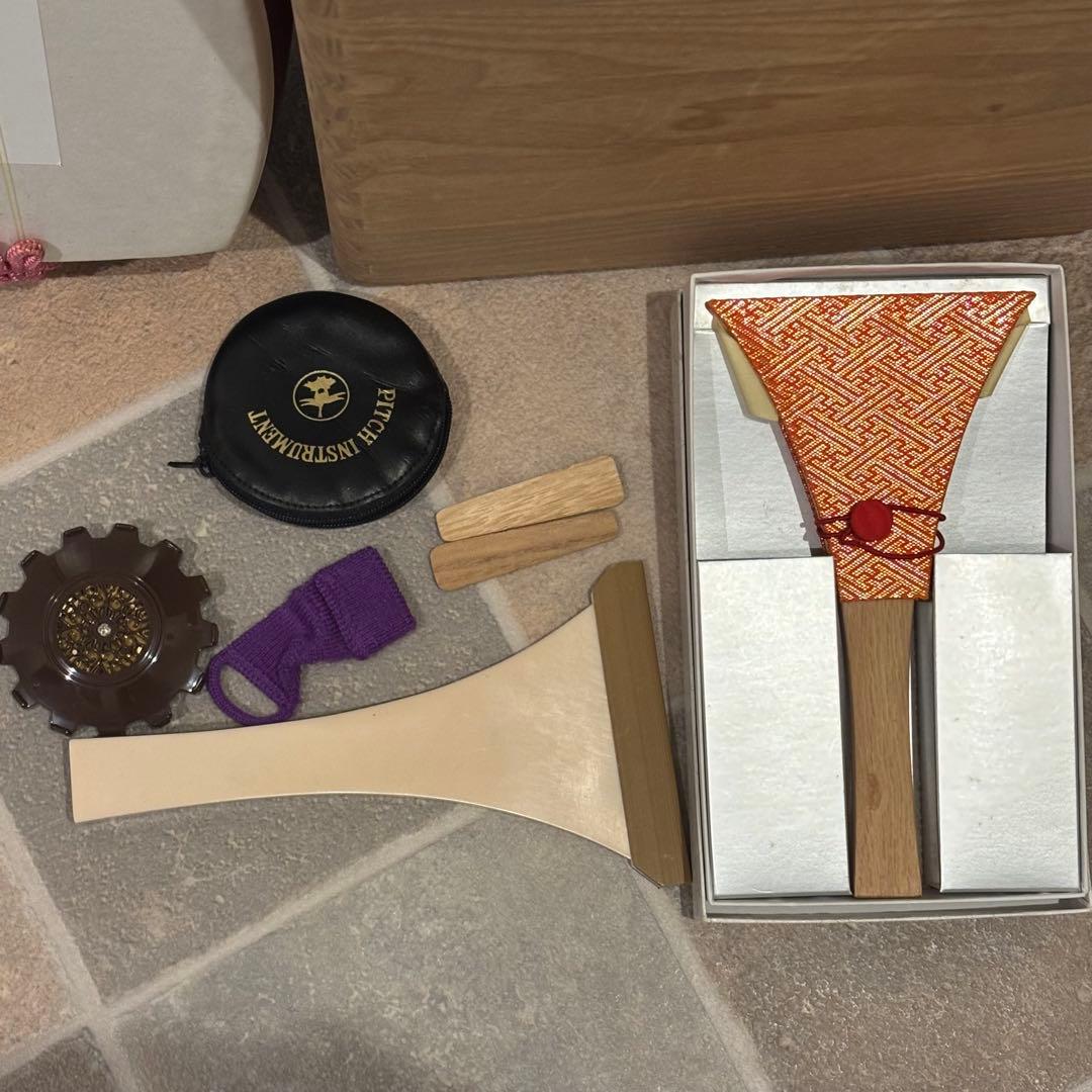 三味線 弦楽器　バチ2本　木製スタンド付き