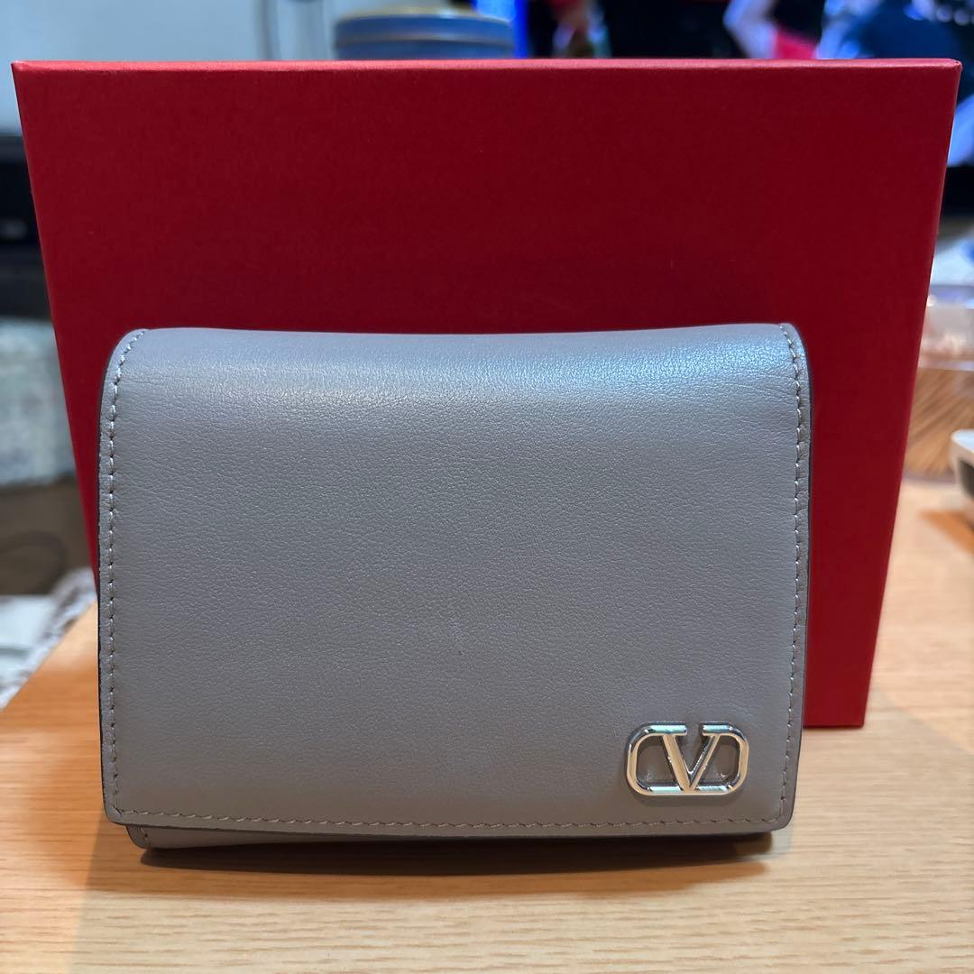 VALENTINOグレー レザー 三つ折り財布 シルバーロゴ