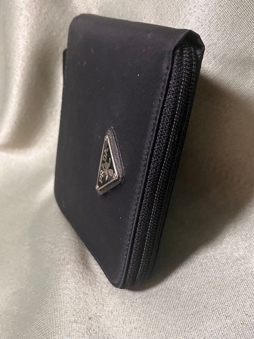 極美品プラダ 二つ折り財布 ナイロン テスート 三角ロゴ 黒 ラウンドファスナー