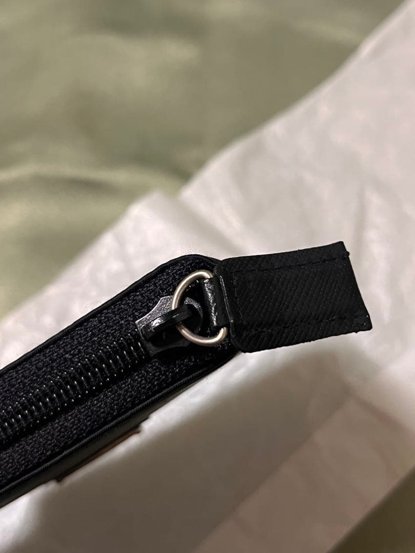 極美品プラダ 二つ折り財布 ナイロン テスート 三角ロゴ 黒 ラウンドファスナー