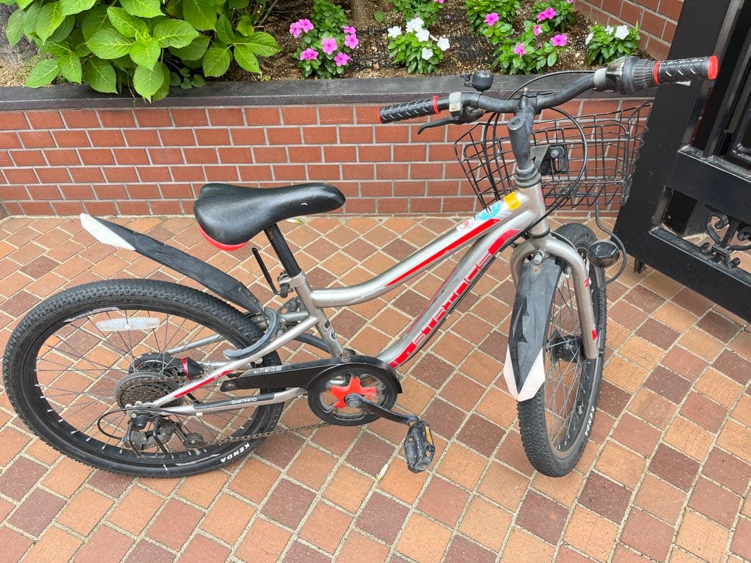 キッズバイク シルバー/レッド 22インチ 前バスケット付き 引き取り限定