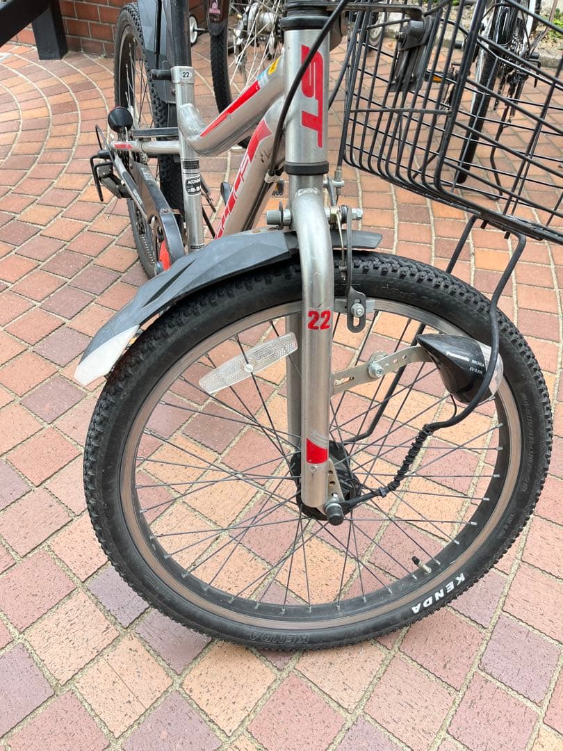 キッズバイク シルバー/レッド 22インチ 前バスケット付き 引き取り限定
