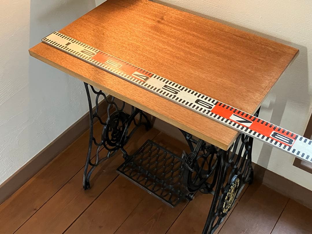 SINGER のミシンテーブルです 網目模様のミシン台 に 希少なラワン材の天板