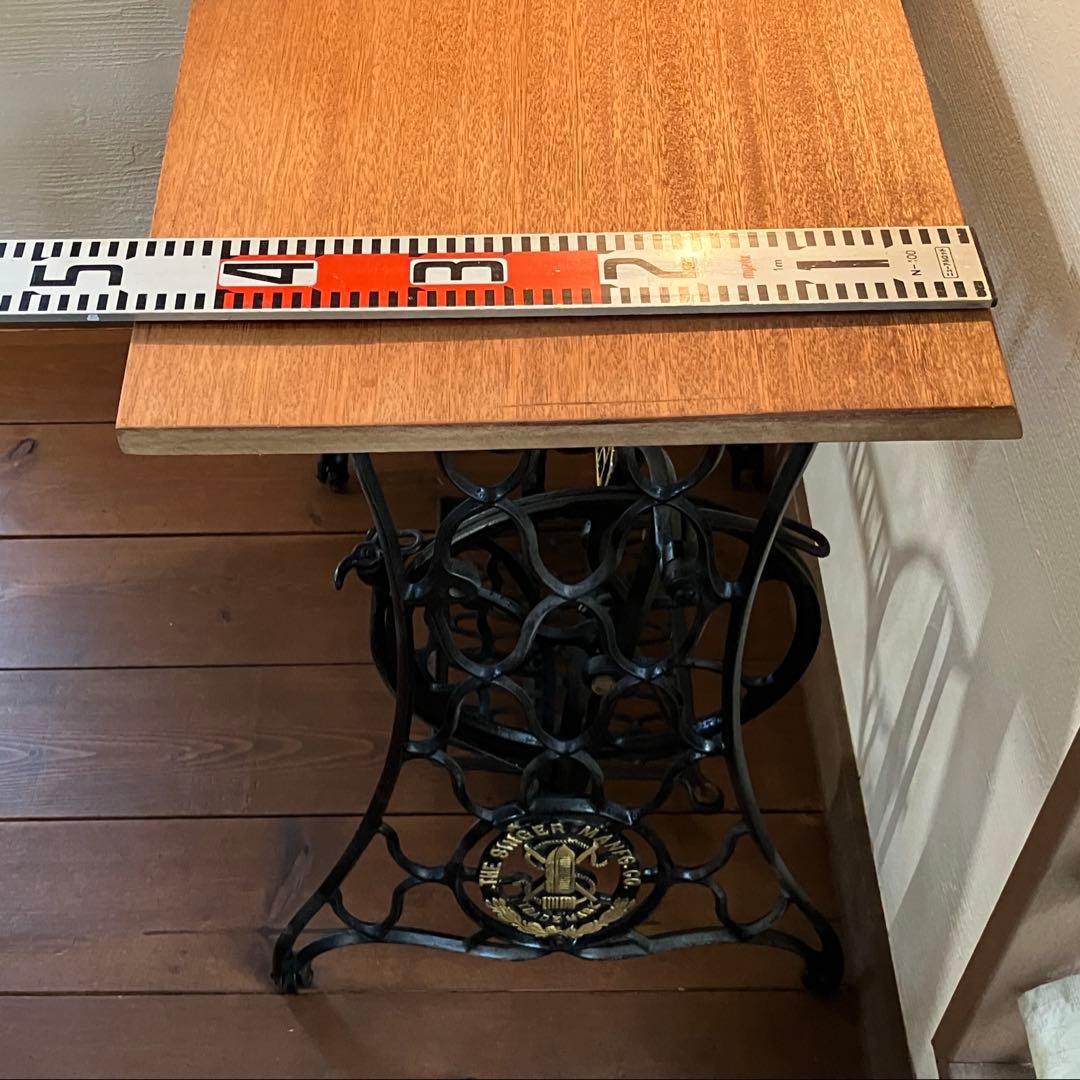 SINGER のミシンテーブルです 網目模様のミシン台 に 希少なラワン材の天板
