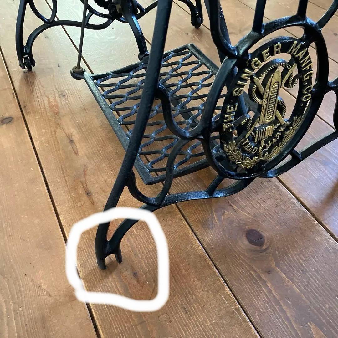 SINGER のミシンテーブルです 網目模様のミシン台 に 希少なラワン材の天板