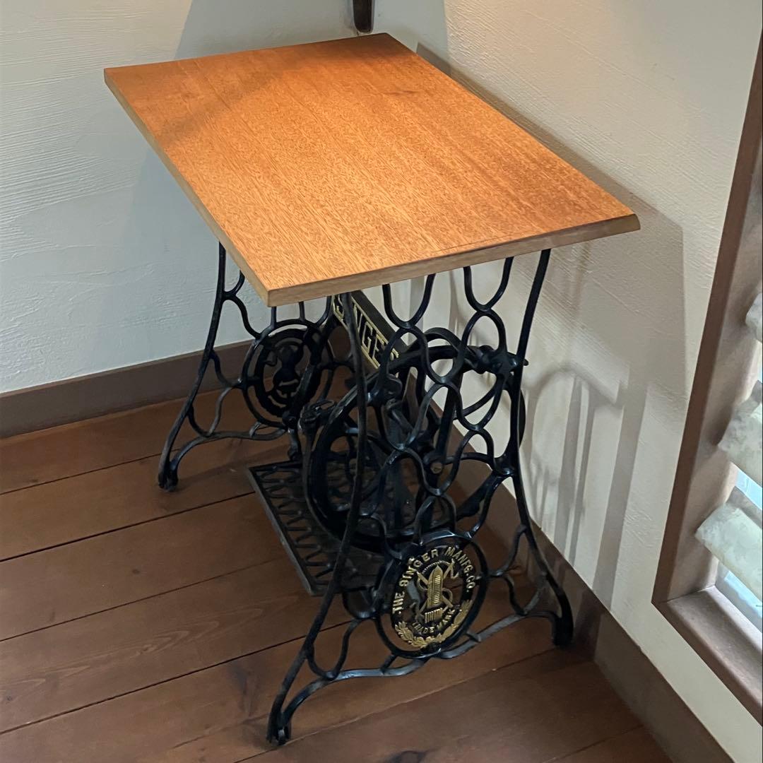 SINGER のミシンテーブルです 網目模様のミシン台 に 希少なラワン材の天板