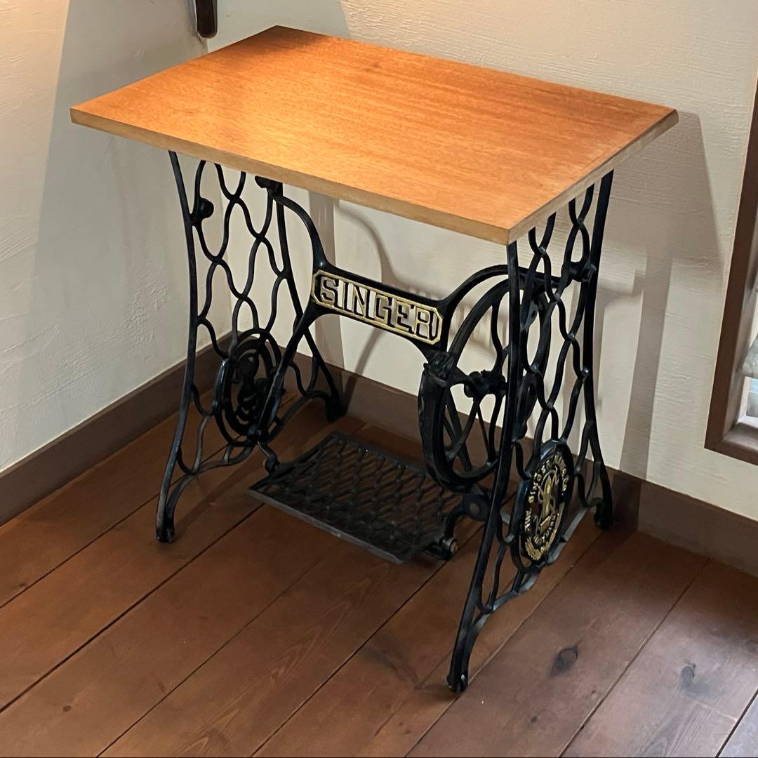 SINGER のミシンテーブルです 網目模様のミシン台 に 希少なラワン材の天板