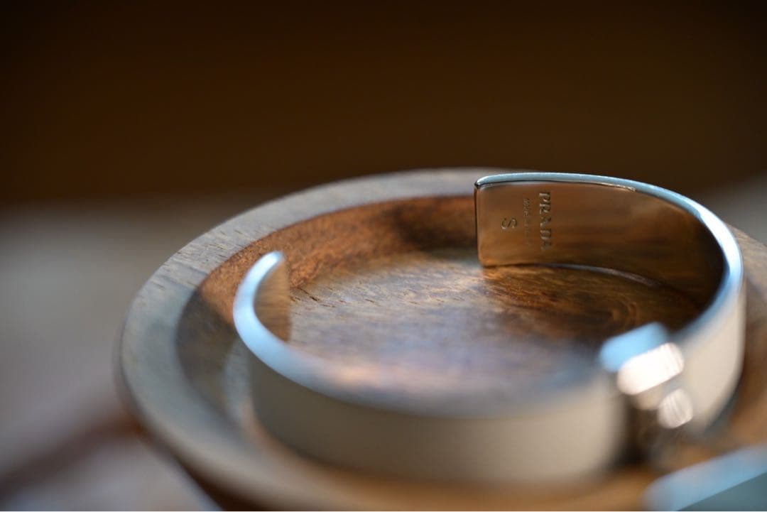 PRADA メタルxサフィアーノレザー ブレスレット　ホワイト