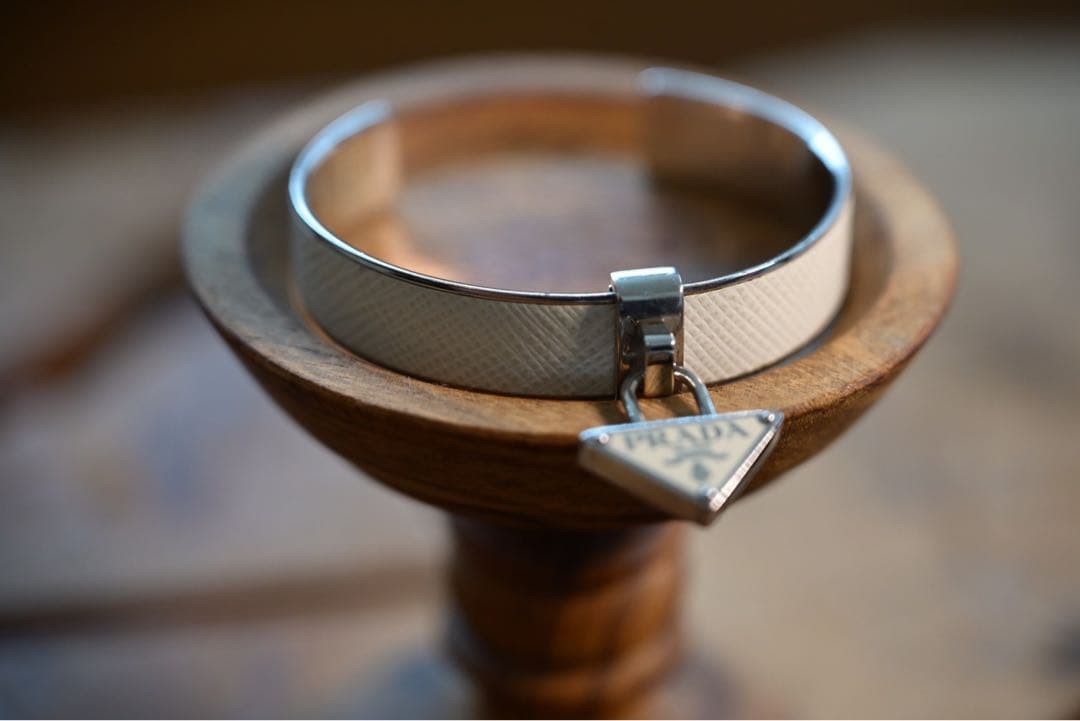 PRADA メタルxサフィアーノレザー ブレスレット　ホワイト