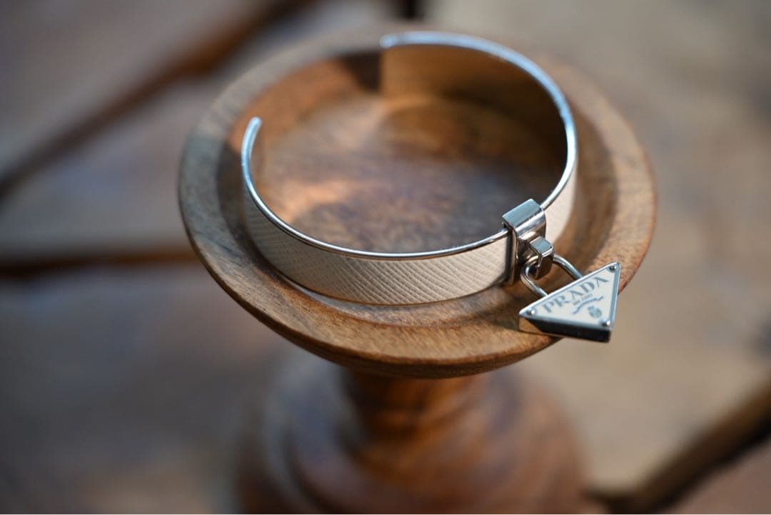 PRADA メタルxサフィアーノレザー ブレスレット　ホワイト