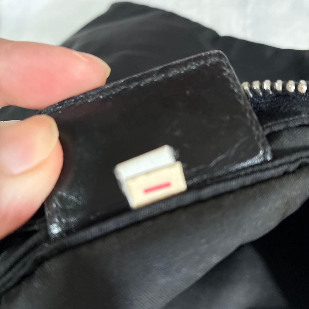 プラダ　ナイロンショルダーバッグ　ブラック