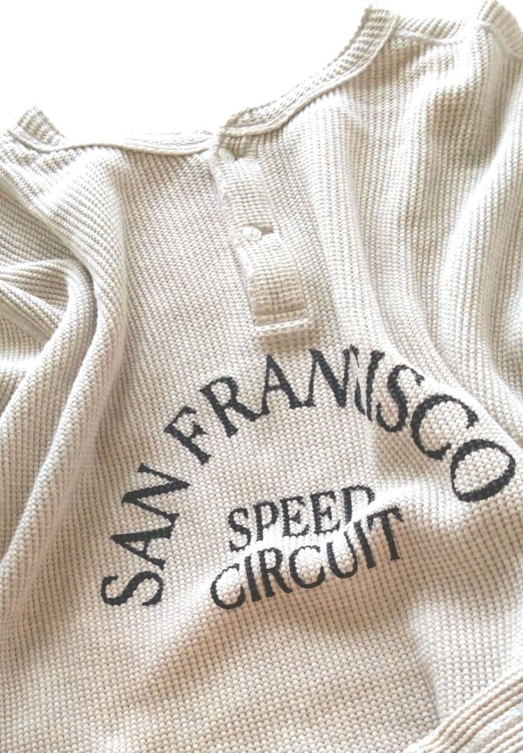 GOOD GRIEF！SFSC PRINTED HENLEYNECK TOP