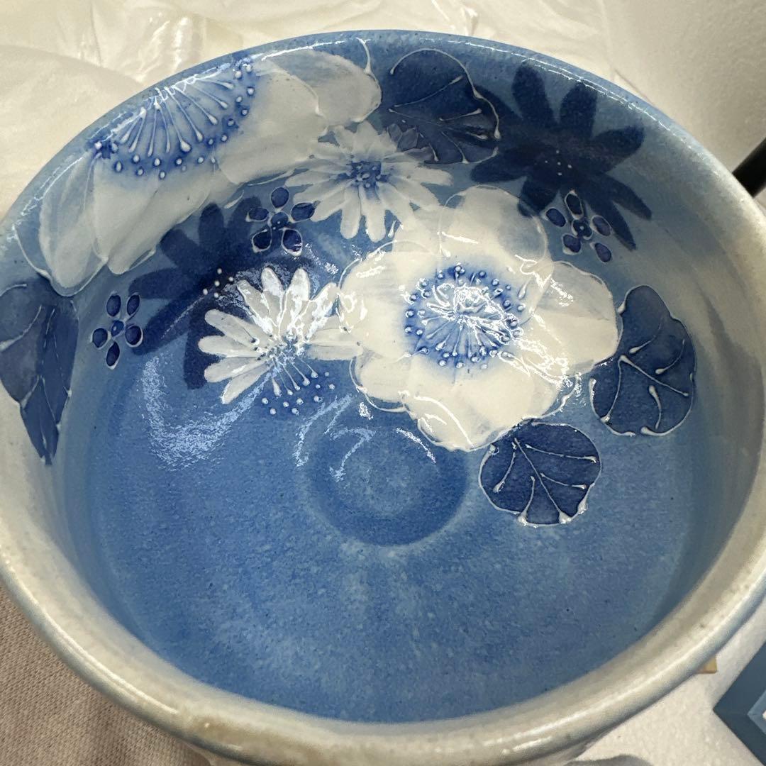 【新品未使用】工房「ゆずりは」藍彩白絵花　抹茶碗(平型)】　贈り物 プレゼント