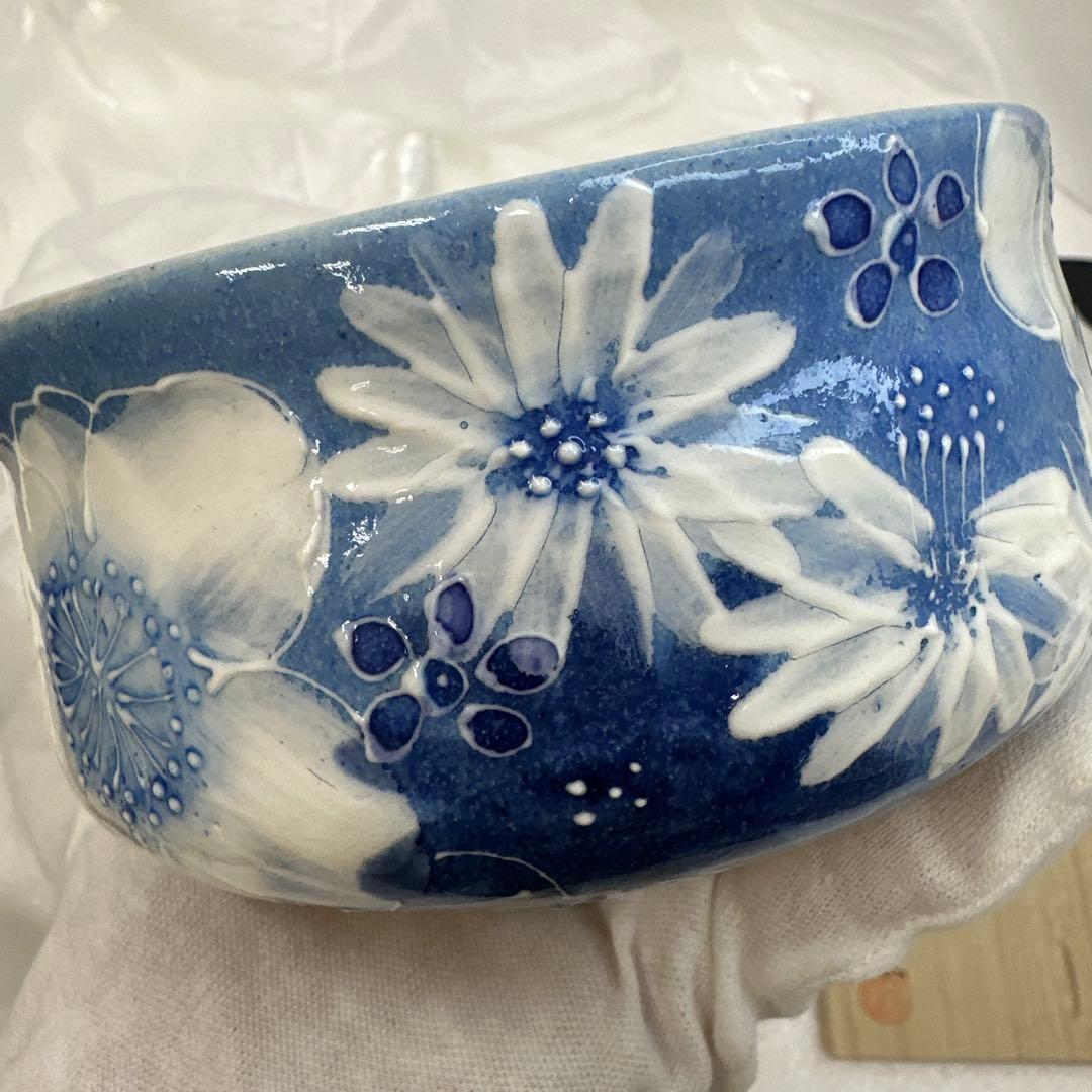 【新品未使用】工房「ゆずりは」藍彩白絵花　抹茶碗(平型)】　贈り物 プレゼント