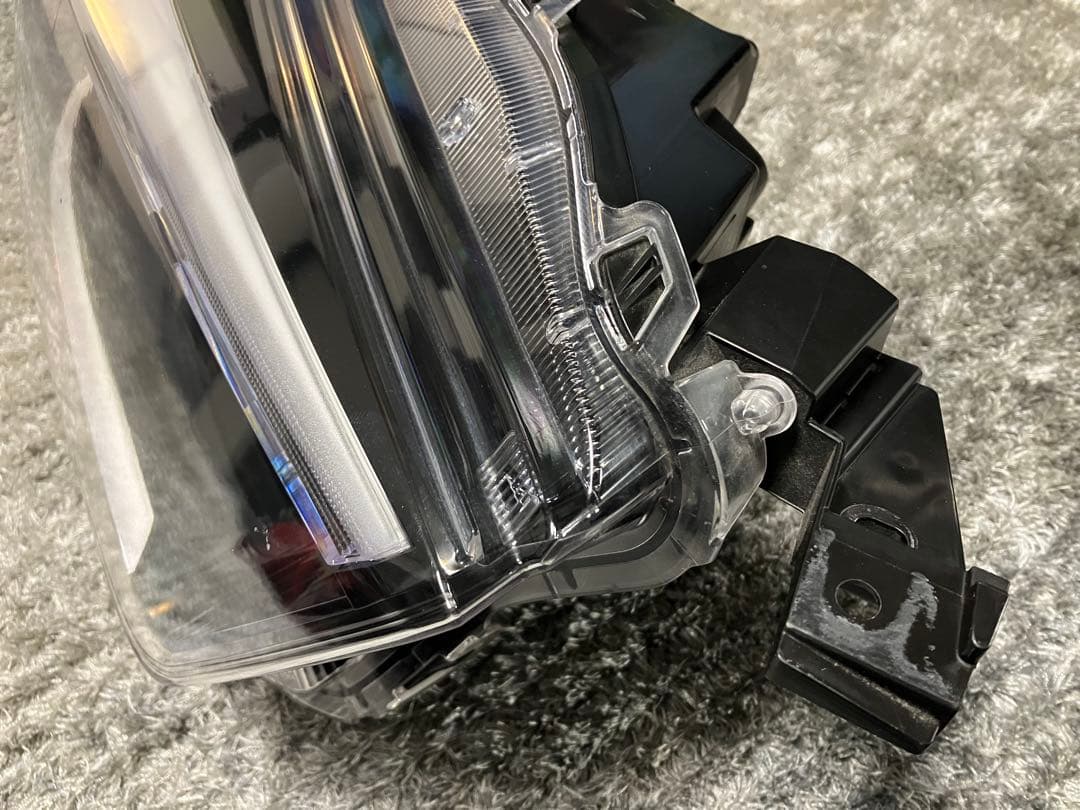 トヨタ　ライズ　ヘッドライトR 美品