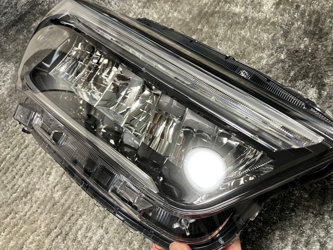 トヨタ　ライズ　ヘッドライトR 美品