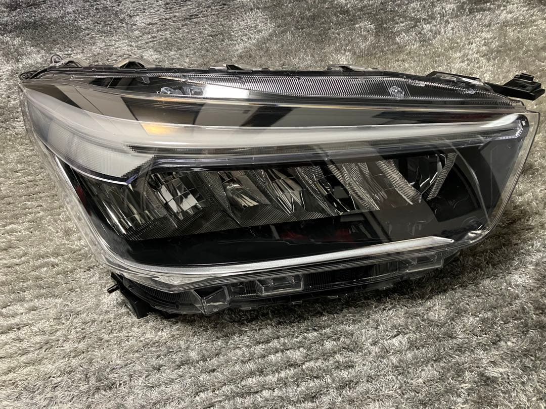 トヨタ　ライズ　ヘッドライトR 美品