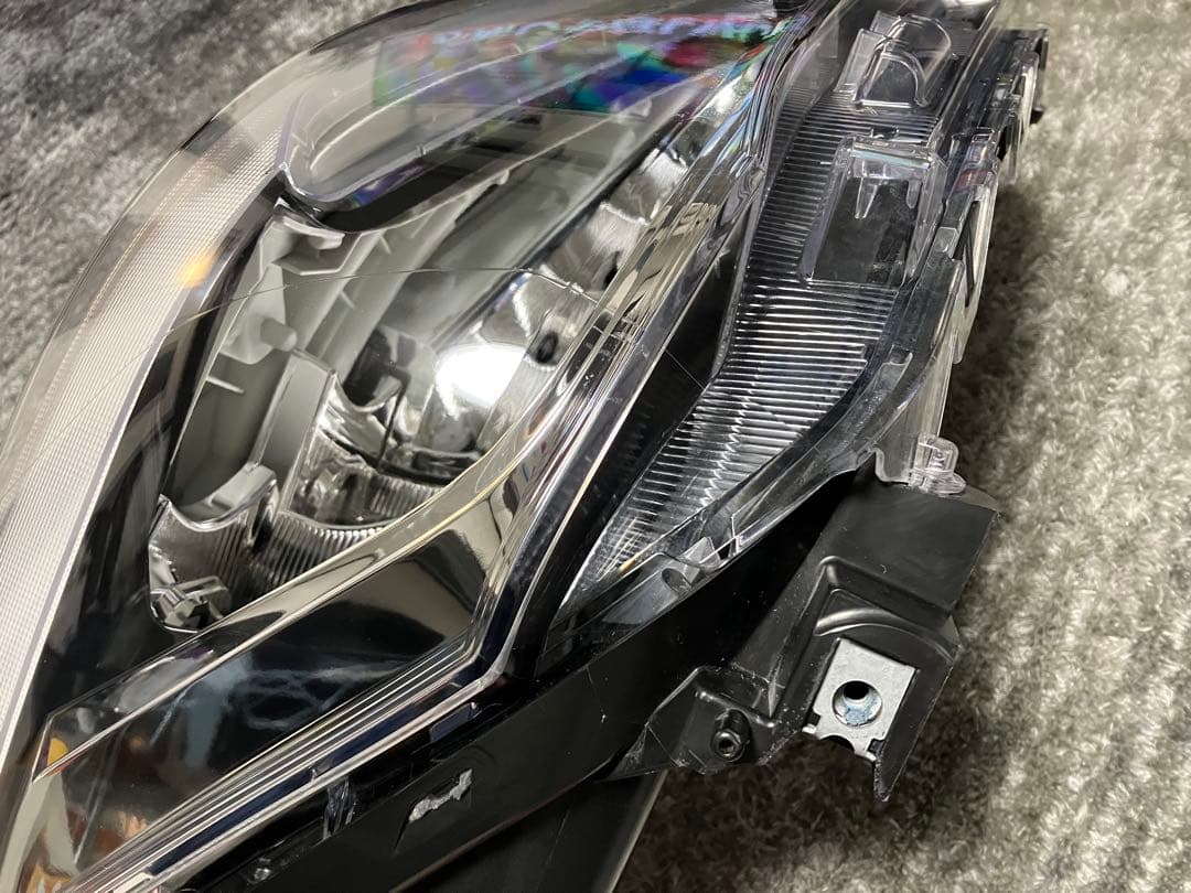 トヨタ　ライズ　ヘッドライトR 美品