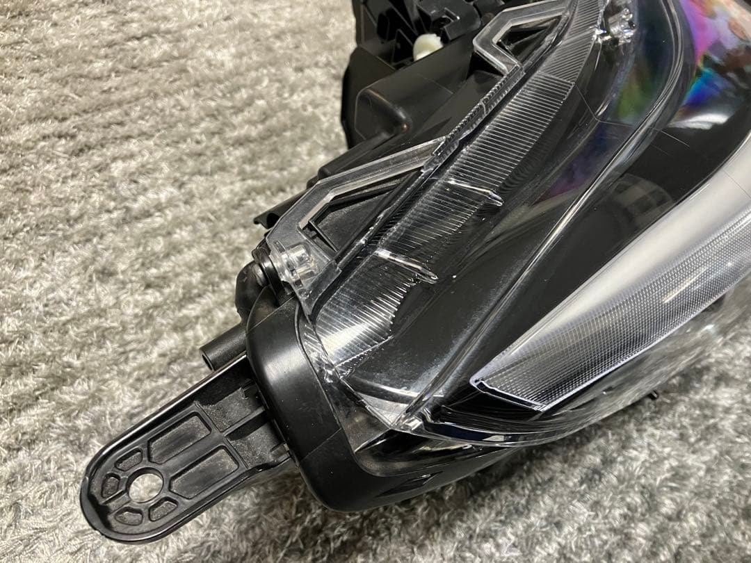 トヨタ　ライズ　ヘッドライトR 美品