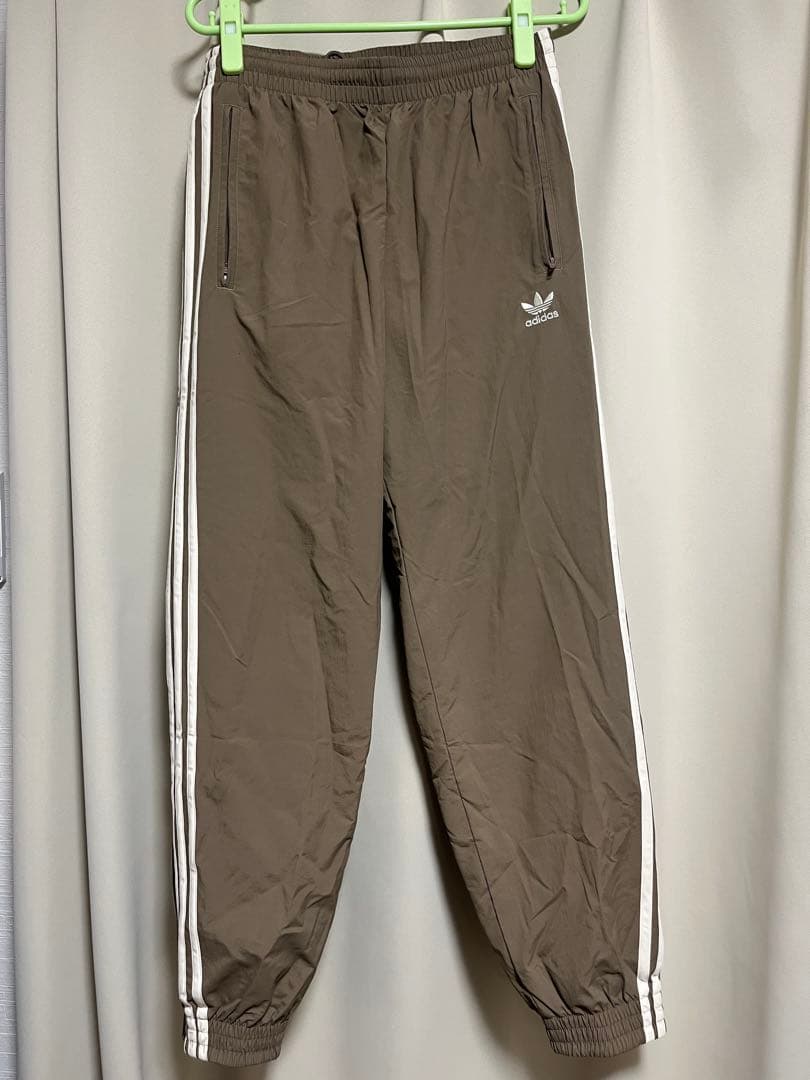新品adidas ナイロンパンツ　ブラウン