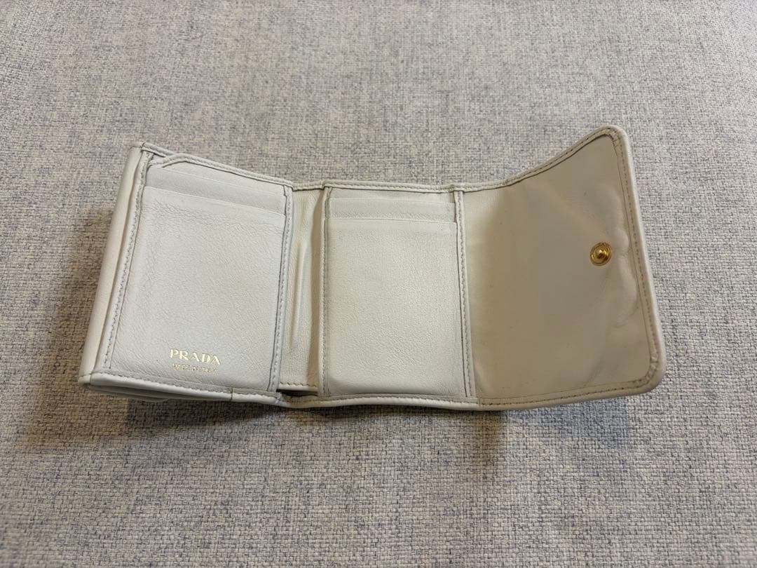 PRADA 三つ折り財布 スタッズ ホワイト 三角ロゴ