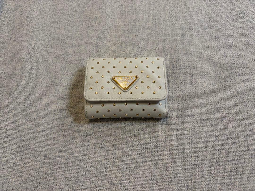 PRADA 三つ折り財布 スタッズ ホワイト 三角ロゴ