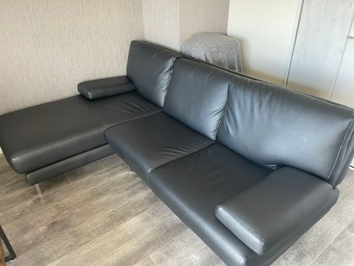 こ*じ様 シンプルでモダンなデザインのカウチソファ