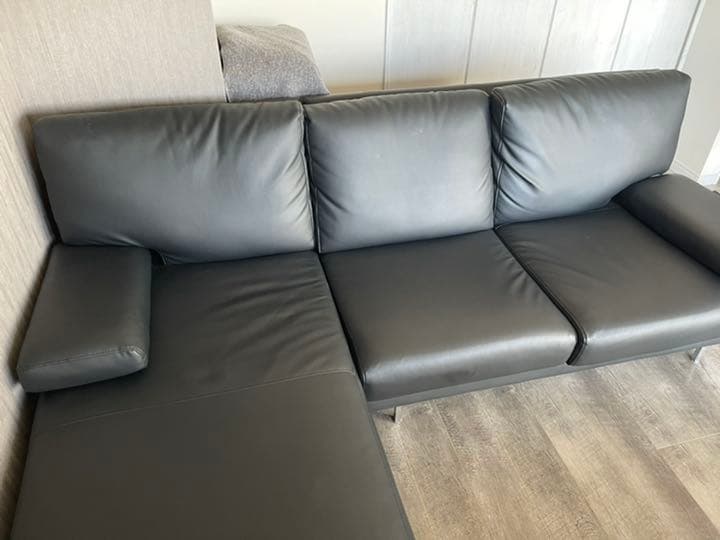 こ*じ様 シンプルでモダンなデザインのカウチソファ