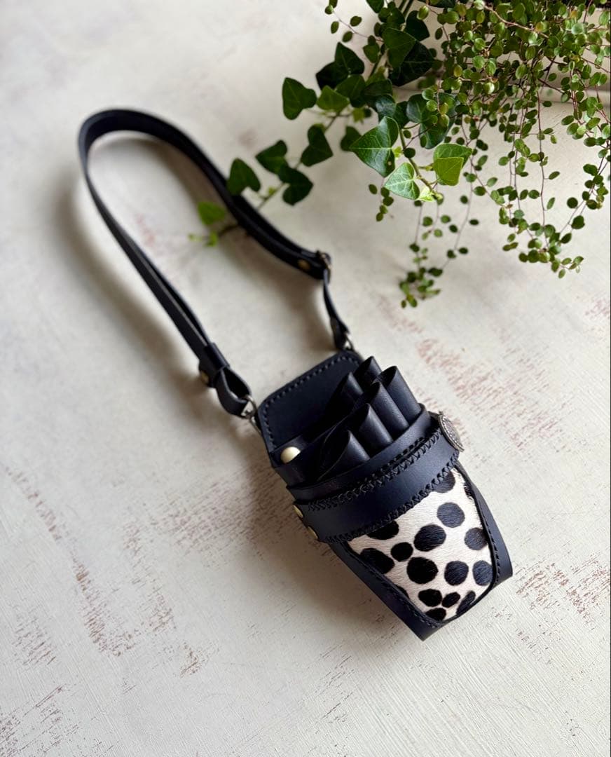 ヌメ革ブラック、ハラコダルメシアンのシザーケース