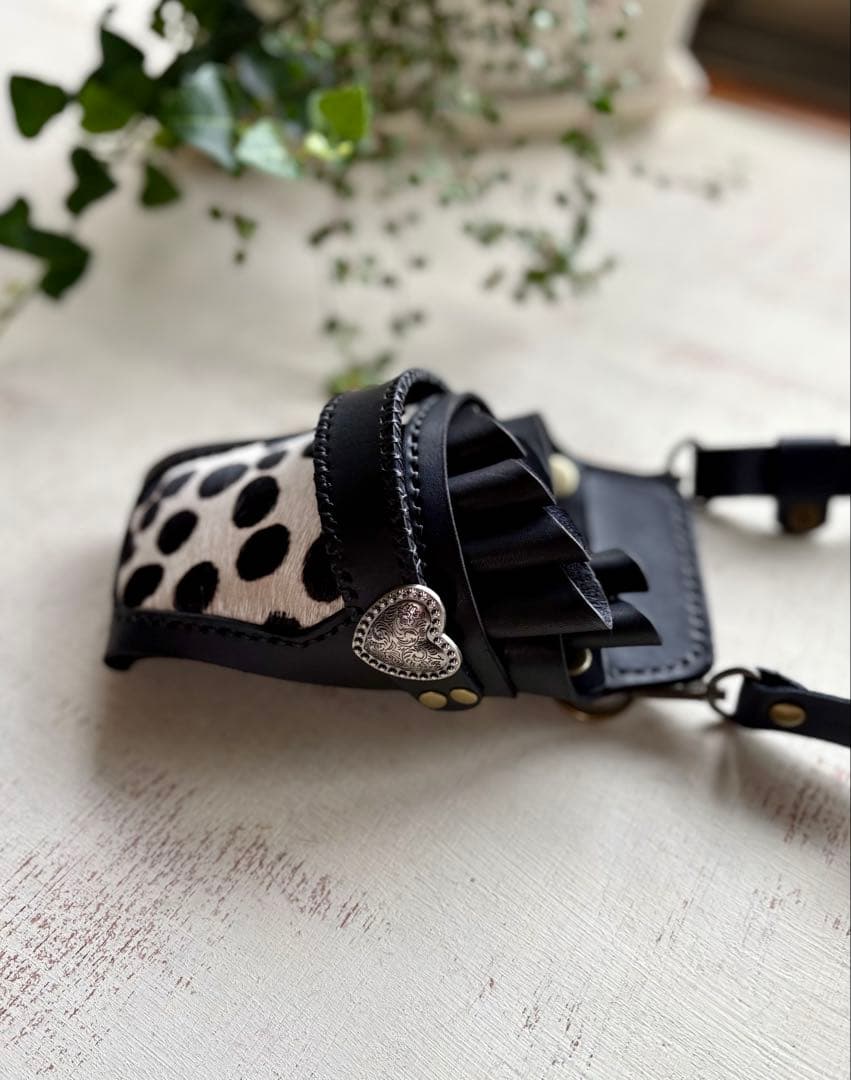 ヌメ革ブラック、ハラコダルメシアンのシザーケース