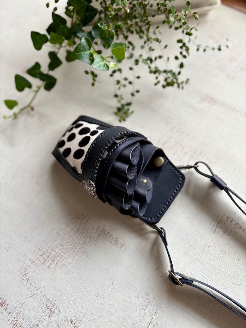 ヌメ革ブラック、ハラコダルメシアンのシザーケース